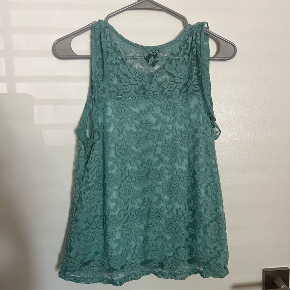 Lace Floral Tank 🤍 - Picture 2 of 4